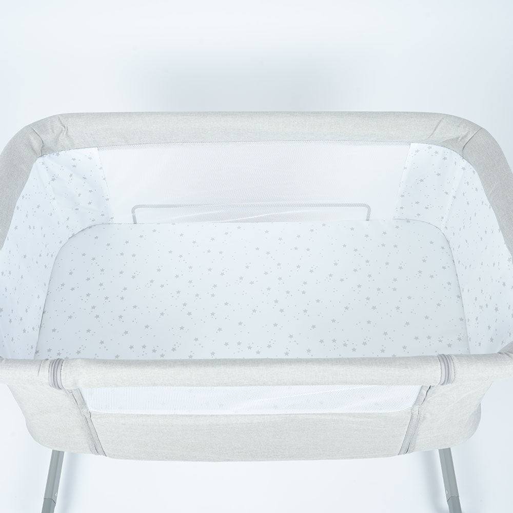 سرير أطفال بجانب سرير الام