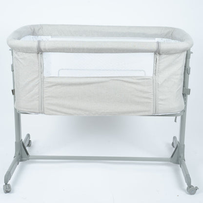 سرير أطفال بجانب سرير الام