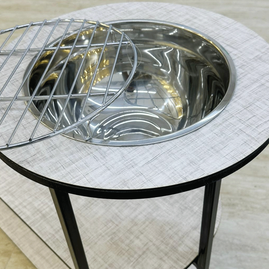 طاولة خشب وعدة شواء معدنية