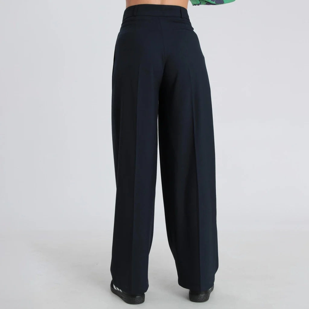 بنطلون نسائي عريض بكسرات