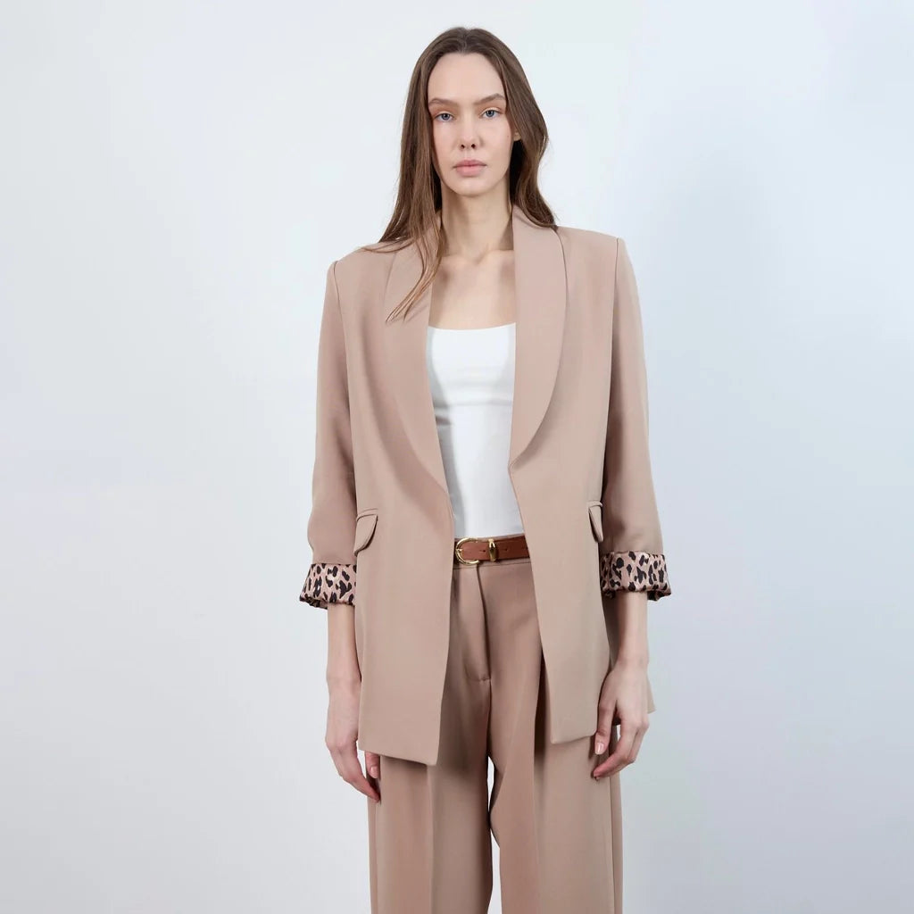 جاكيت نسائي بياقة ممددة