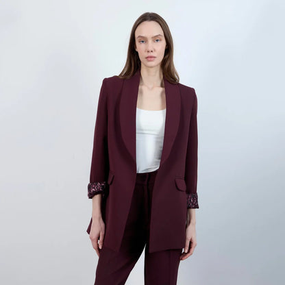 جاكيت نسائي بياقة ممددة