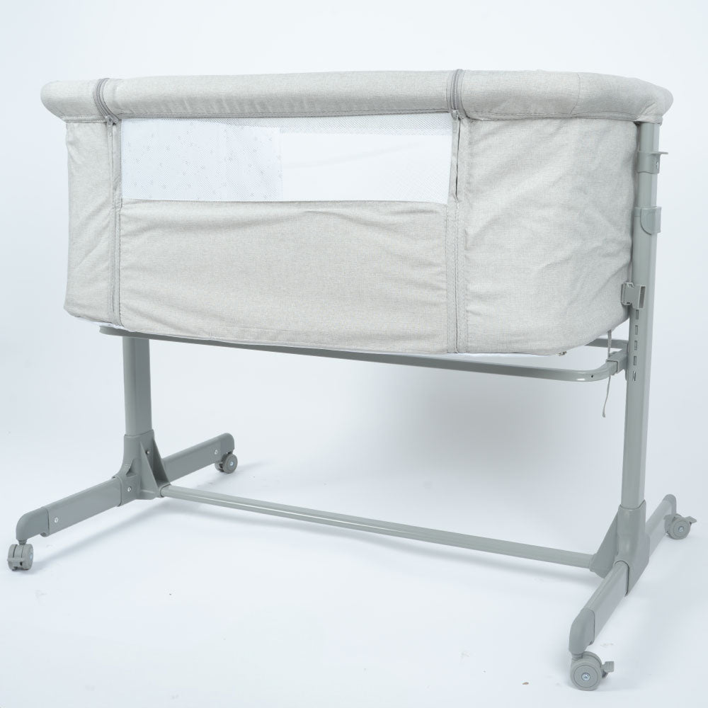 سرير أطفال بجانب سرير الام