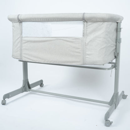 سرير أطفال بجانب سرير الام