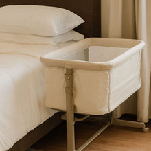 سرير أطفال بجانب سرير الام