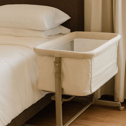 سرير أطفال بجانب سرير الام