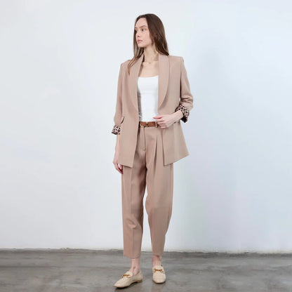 جاكيت نسائي بياقة ممددة