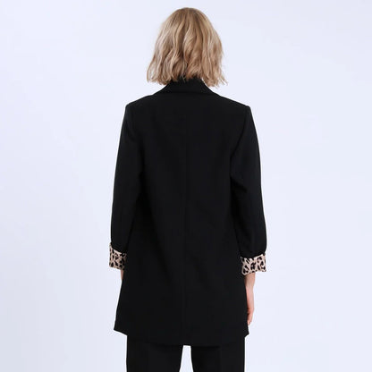 جاكيت نسائي بياقة ممددة