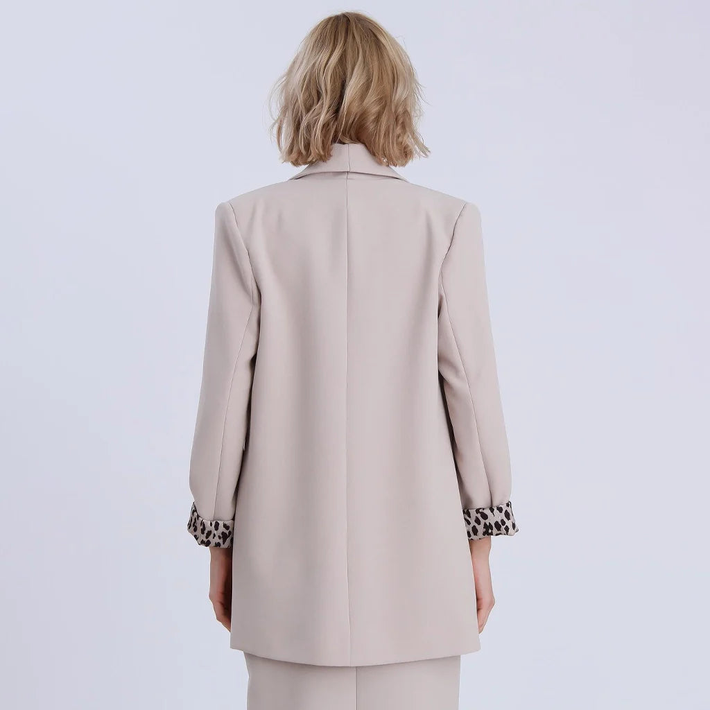 جاكيت نسائي بياقة ممددة