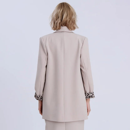 جاكيت نسائي بياقة ممددة