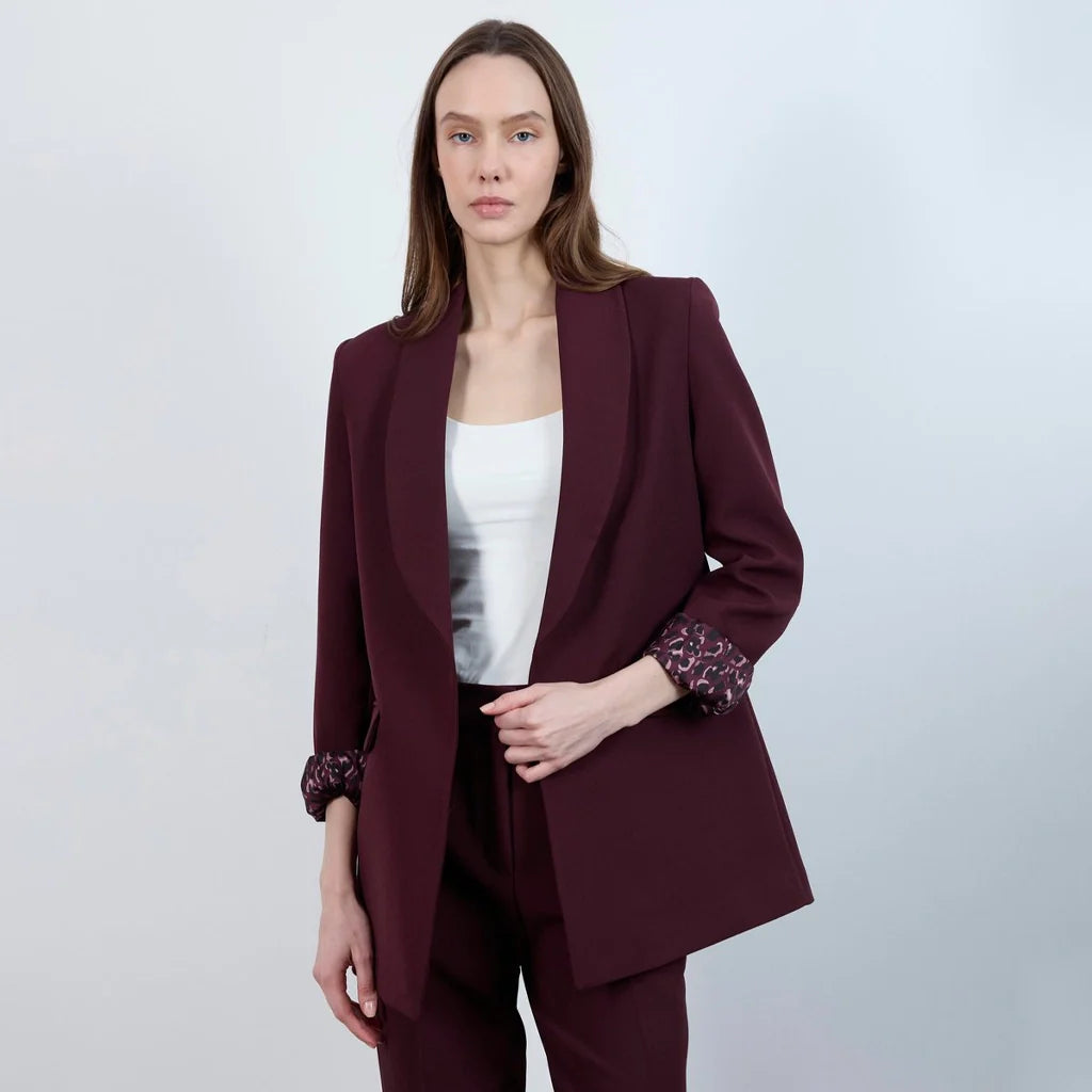 جاكيت نسائي بياقة ممددة