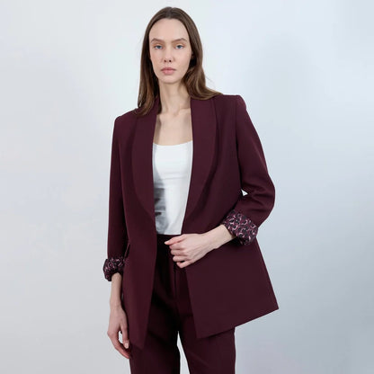 جاكيت نسائي بياقة ممددة