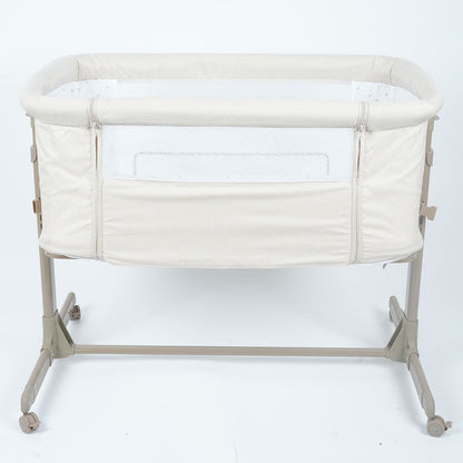 سرير أطفال بجانب سرير الام