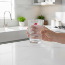 قطع من أكواب الشرب الكريستالية