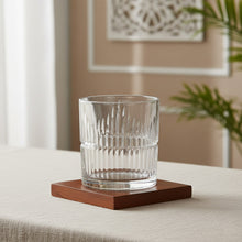 كأس كريستالي مقطوع عموديًا