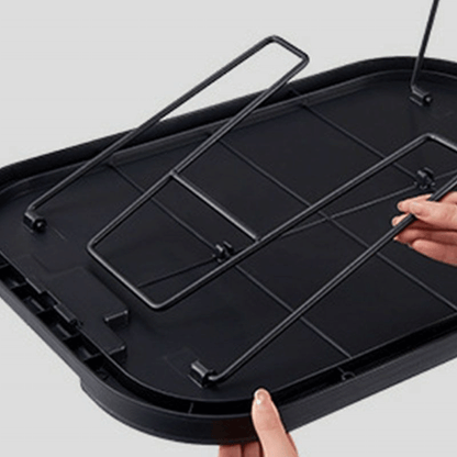 سلة  مع طاولة خشبية