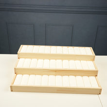 رف مجوهرات خشبي أبيض مخملي