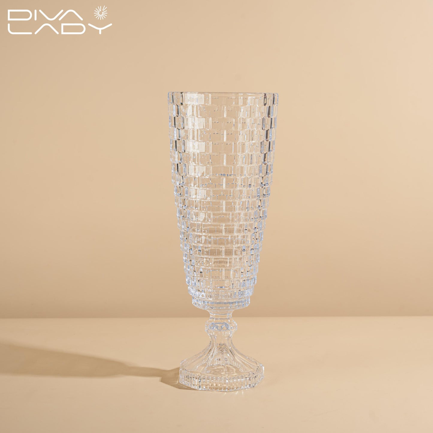 فازة كريستال بلمسات مزخرفة