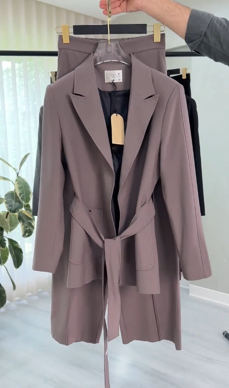 بدلة نسائي كلاسيكي