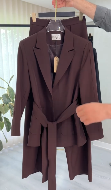 بدلة نسائي كلاسيكي