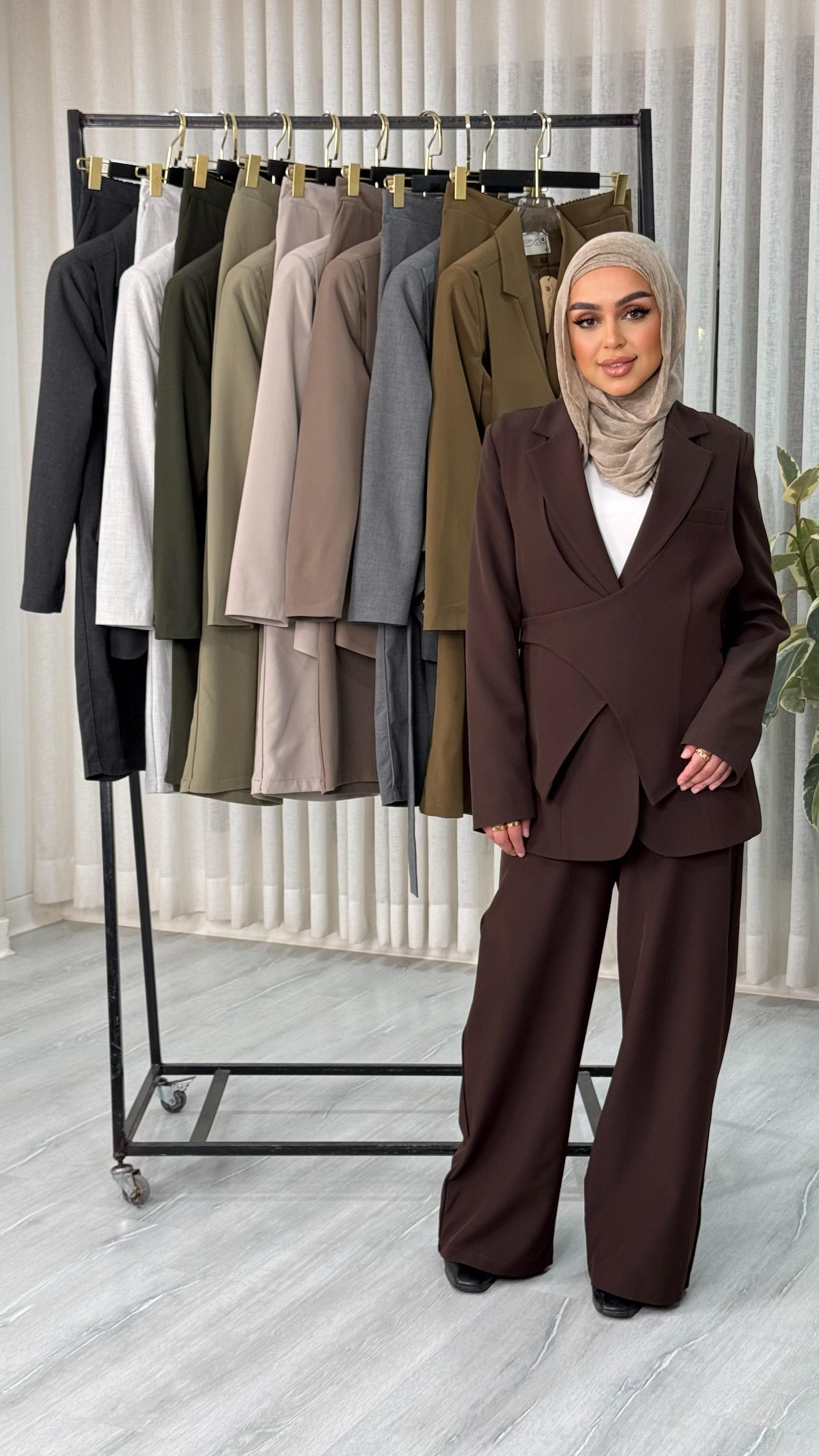 بدلة نسائى بقصة انثوية