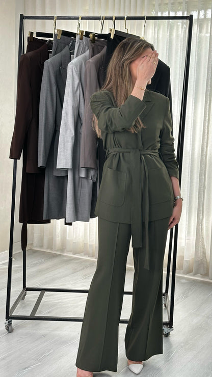 بدلة نسائي كلاسيكي