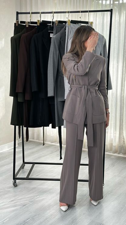 بدلة نسائي كلاسيكي