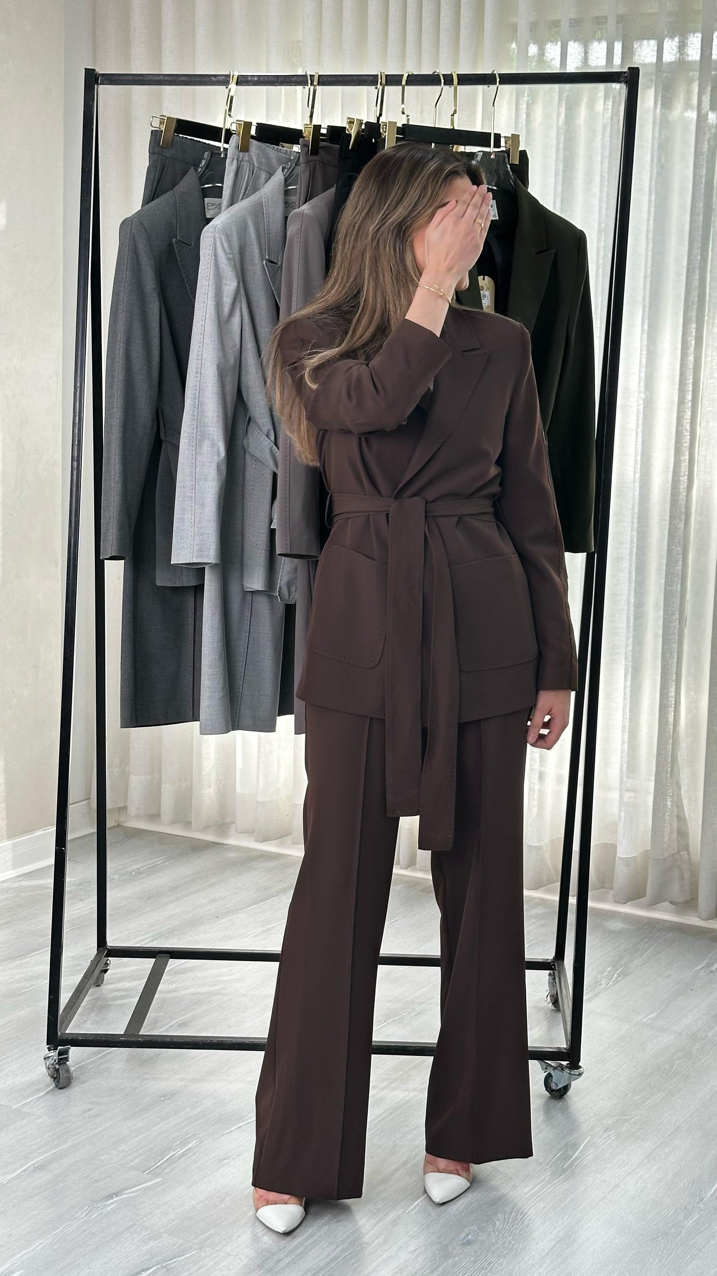 بدلة نسائي كلاسيكي