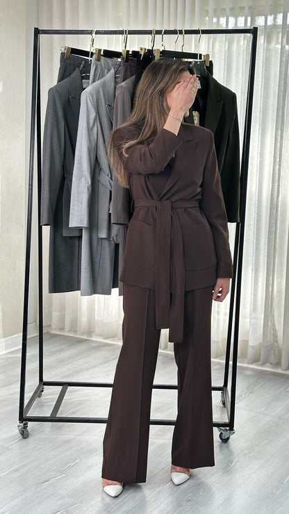 بدلة نسائي كلاسيكي