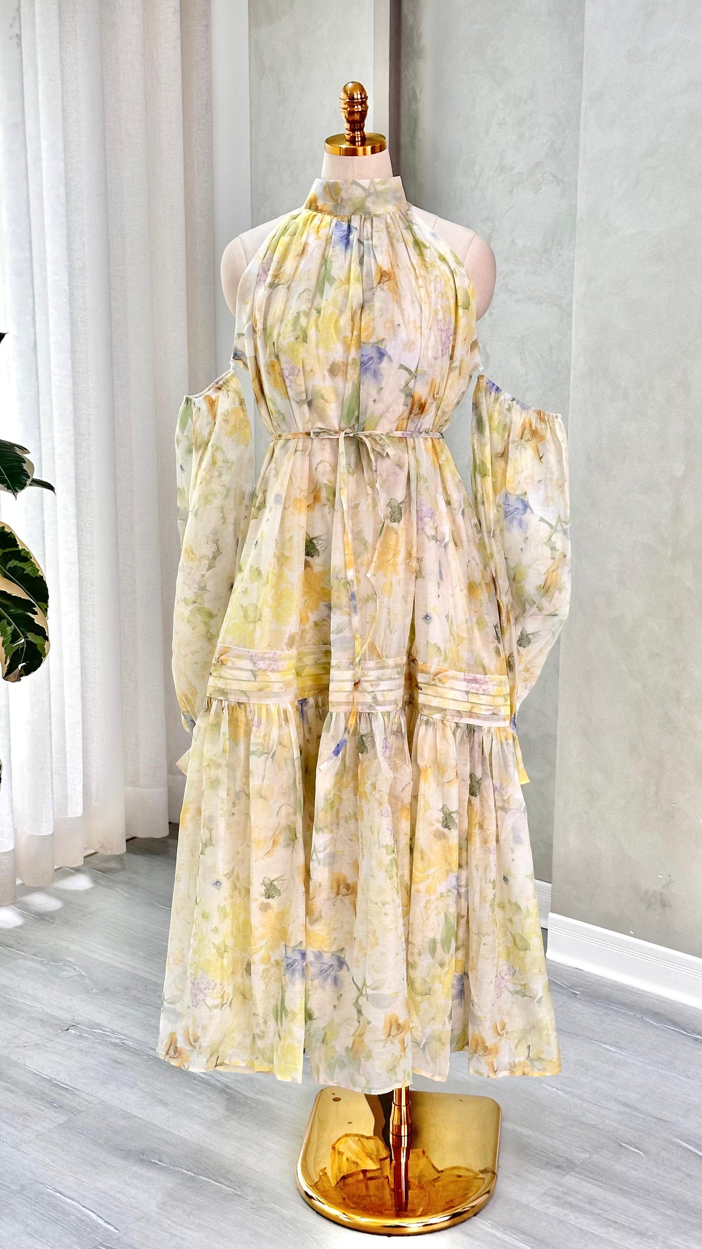 فستان باكمام مقطوعة من الاعلى