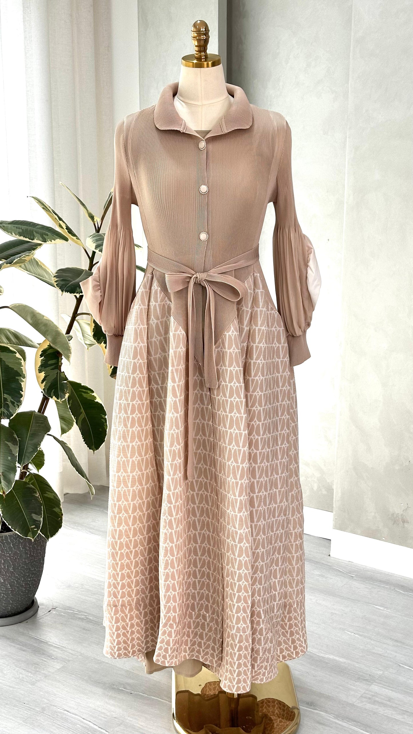 فستان نسائي بتصاميم عصرية