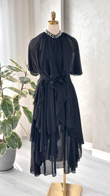 فستان نسائي مع ياقة كريستال