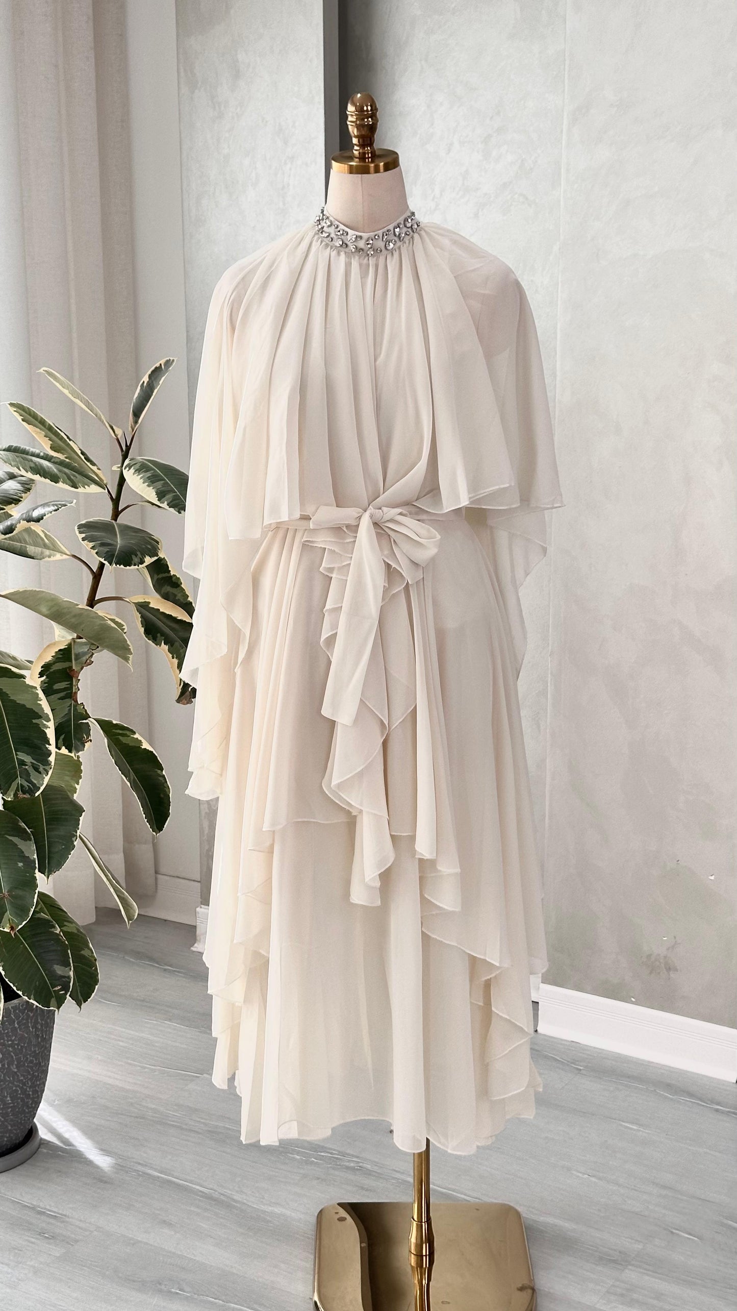 فستان نسائي مع ياقة كريستال