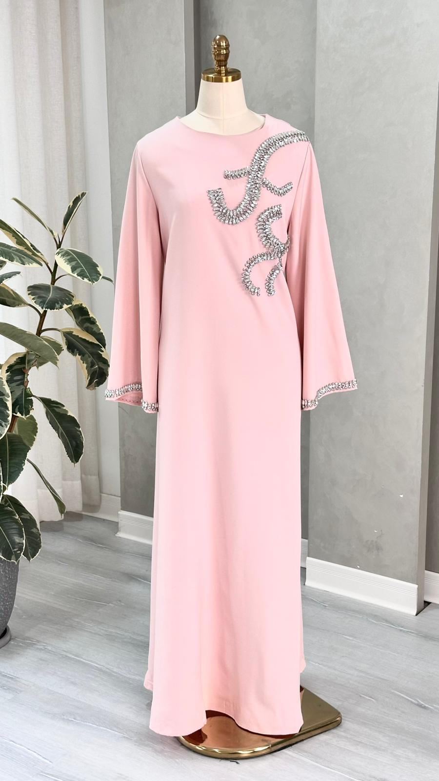 فستان نسائي مطرز من الصدر