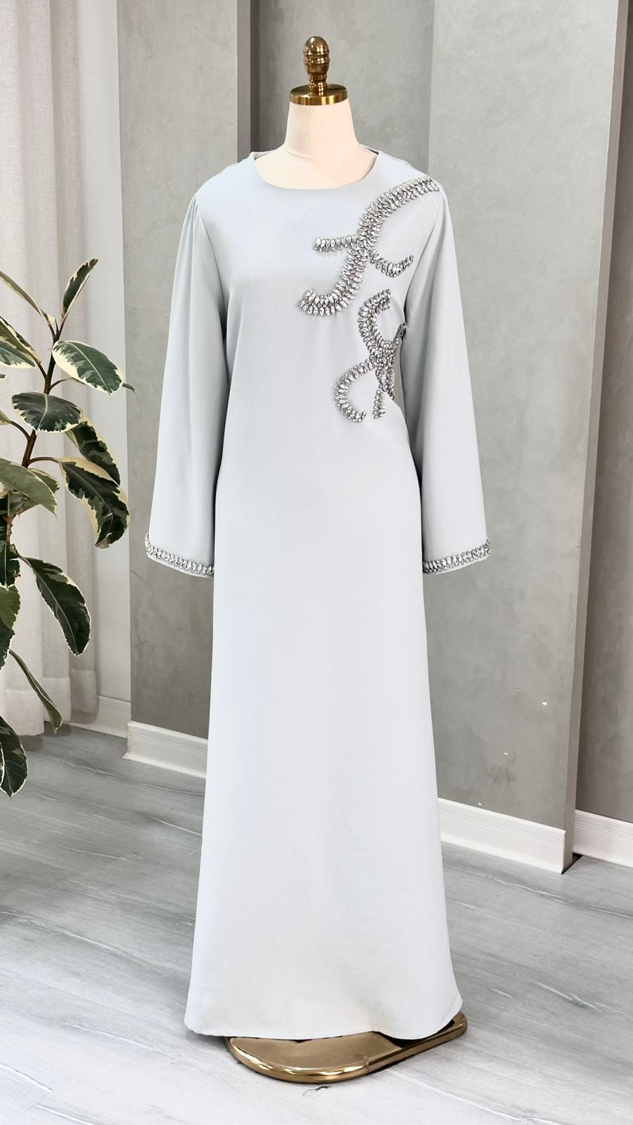 فستان نسائي مطرز من الصدر