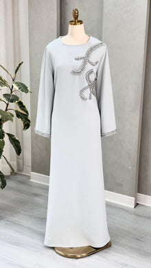 فستان نسائي مطرز من الصدر