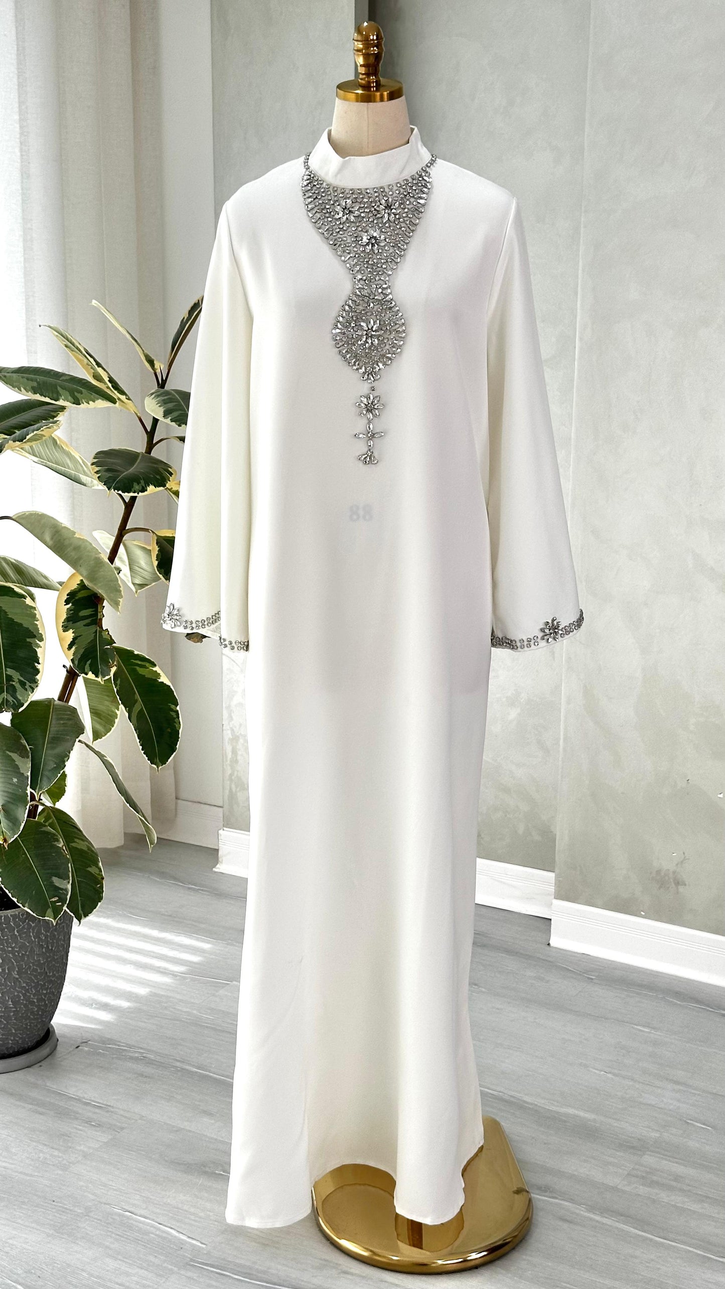 فستان نسائي بياقة مطرزة