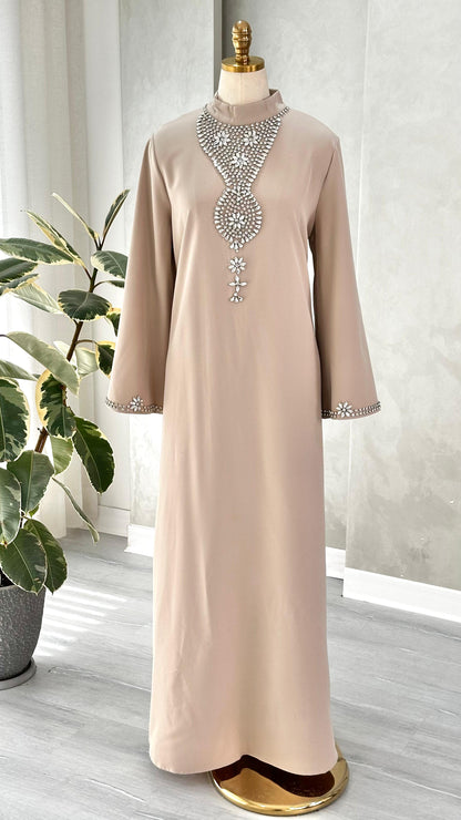 فستان نسائي بياقة مطرزة