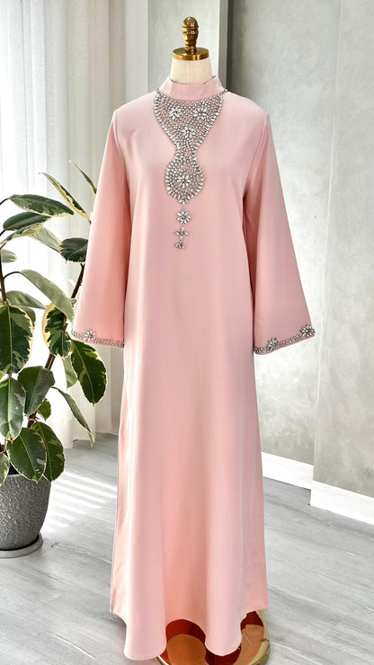 فستان نسائي بياقة مطرزة