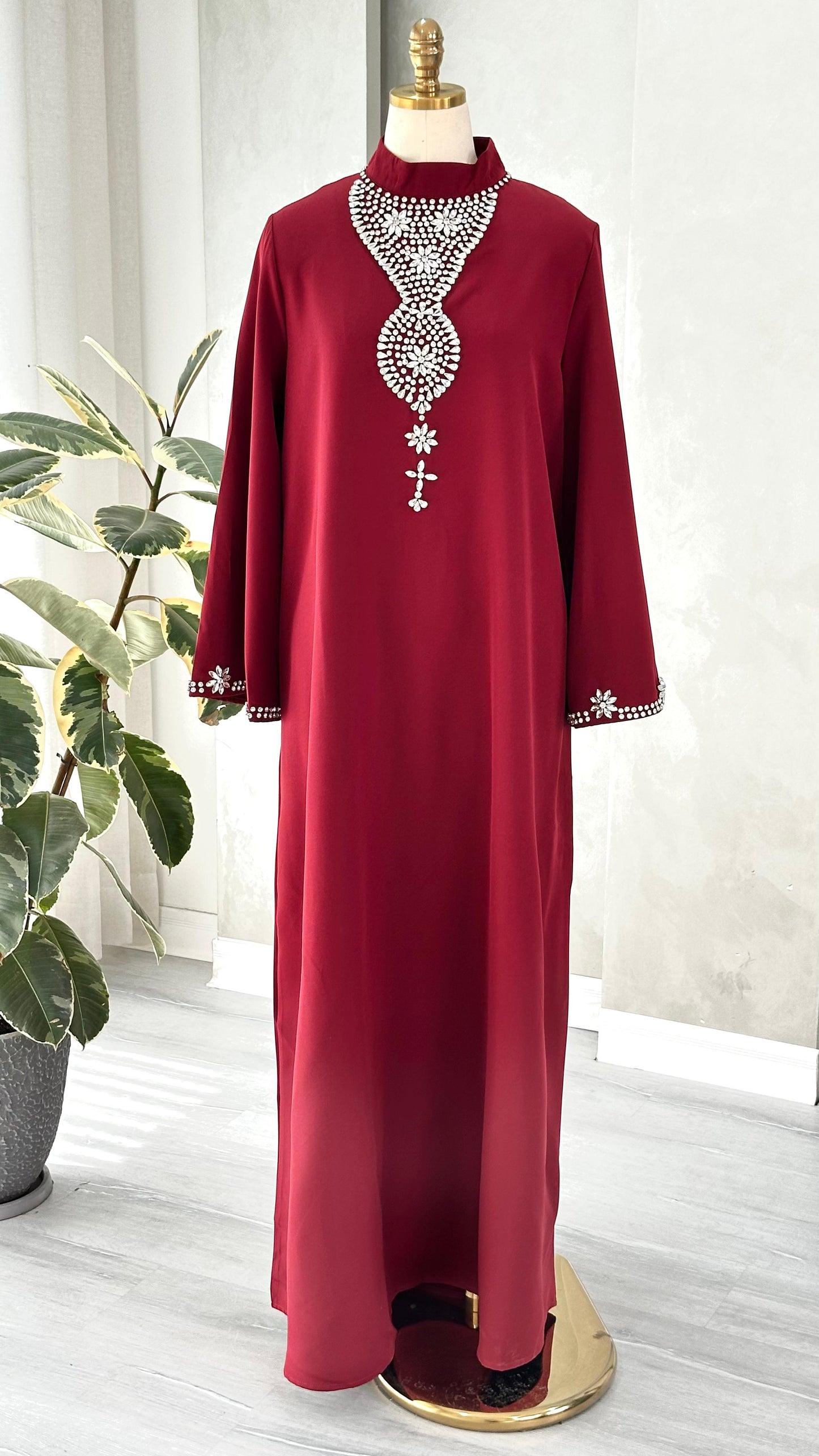 فستان نسائي بياقة مطرزة