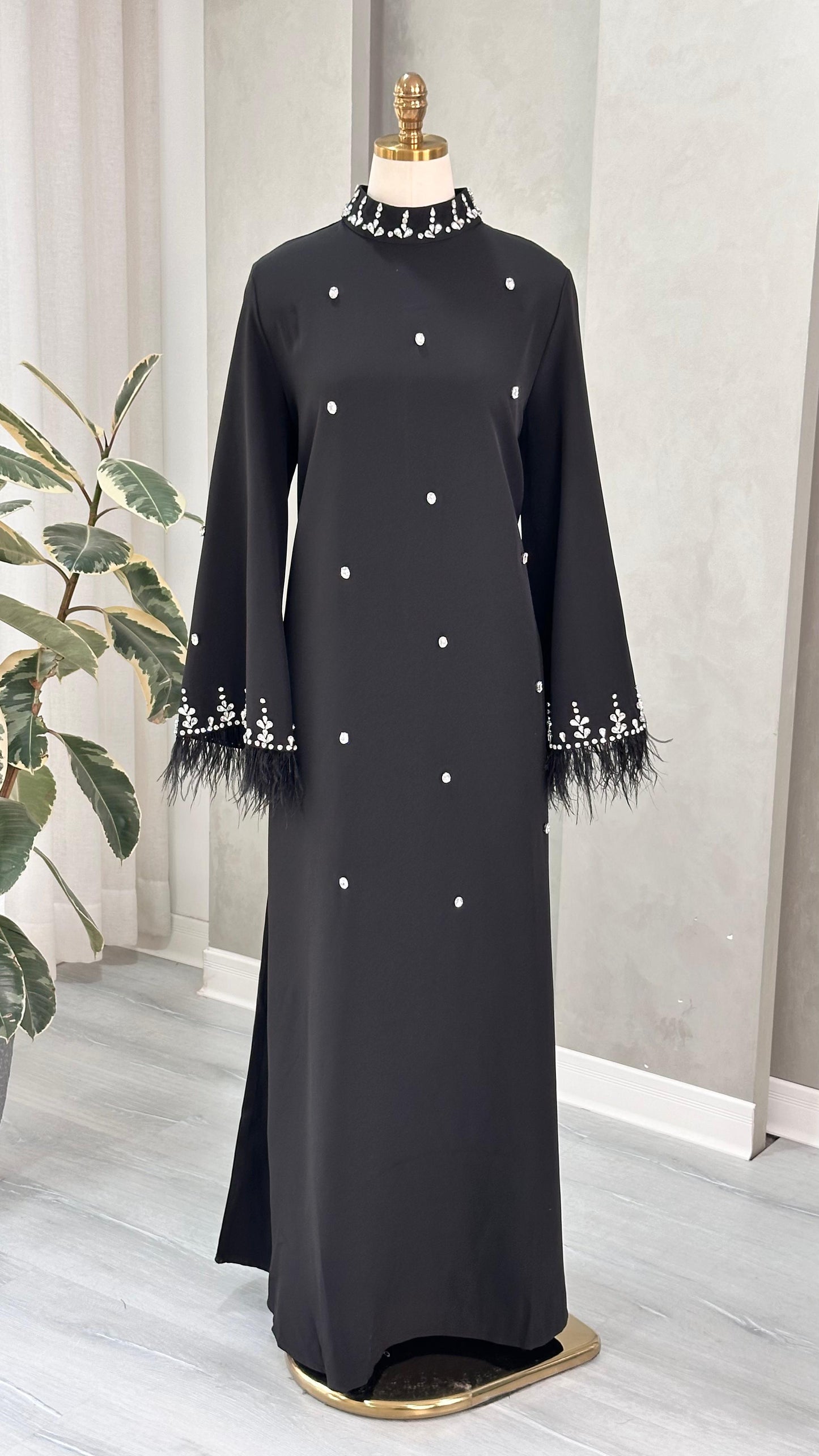 فستان نسائي مع ريش