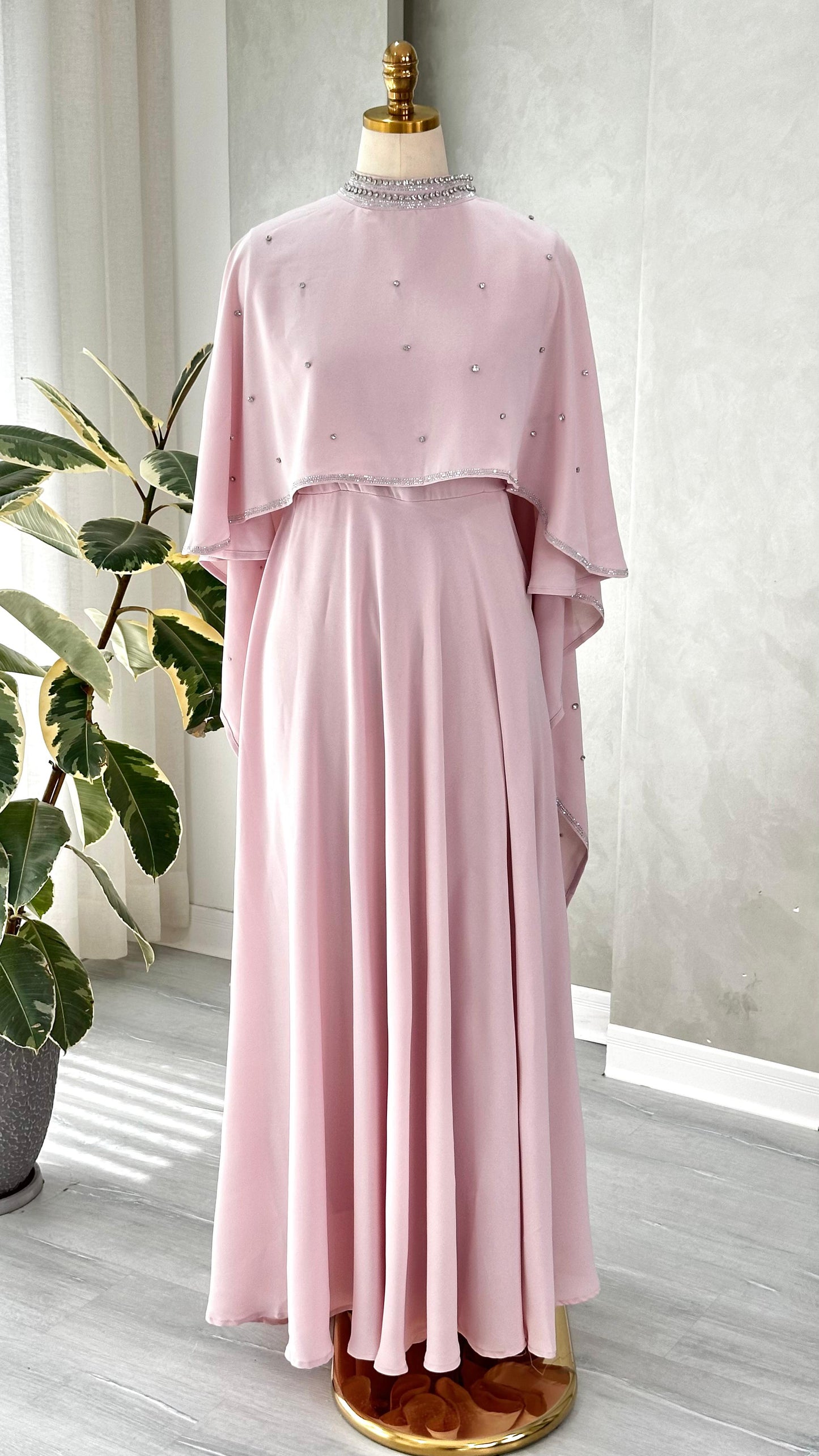 فستان نسائي مع كاب