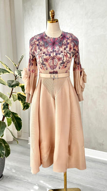 فستان نسائي بياقة مطبعة