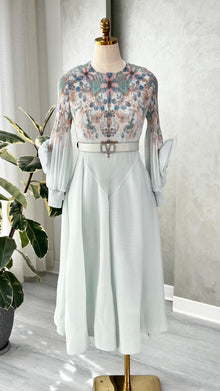 فستان نسائي بياقة مطبعة