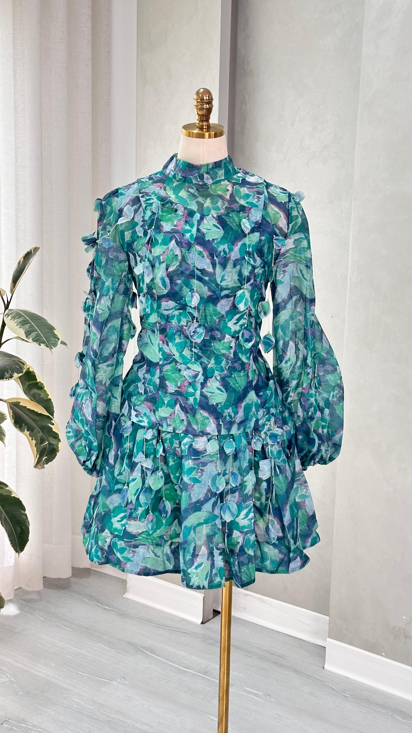 فستان نسائي  بنمط ورقي