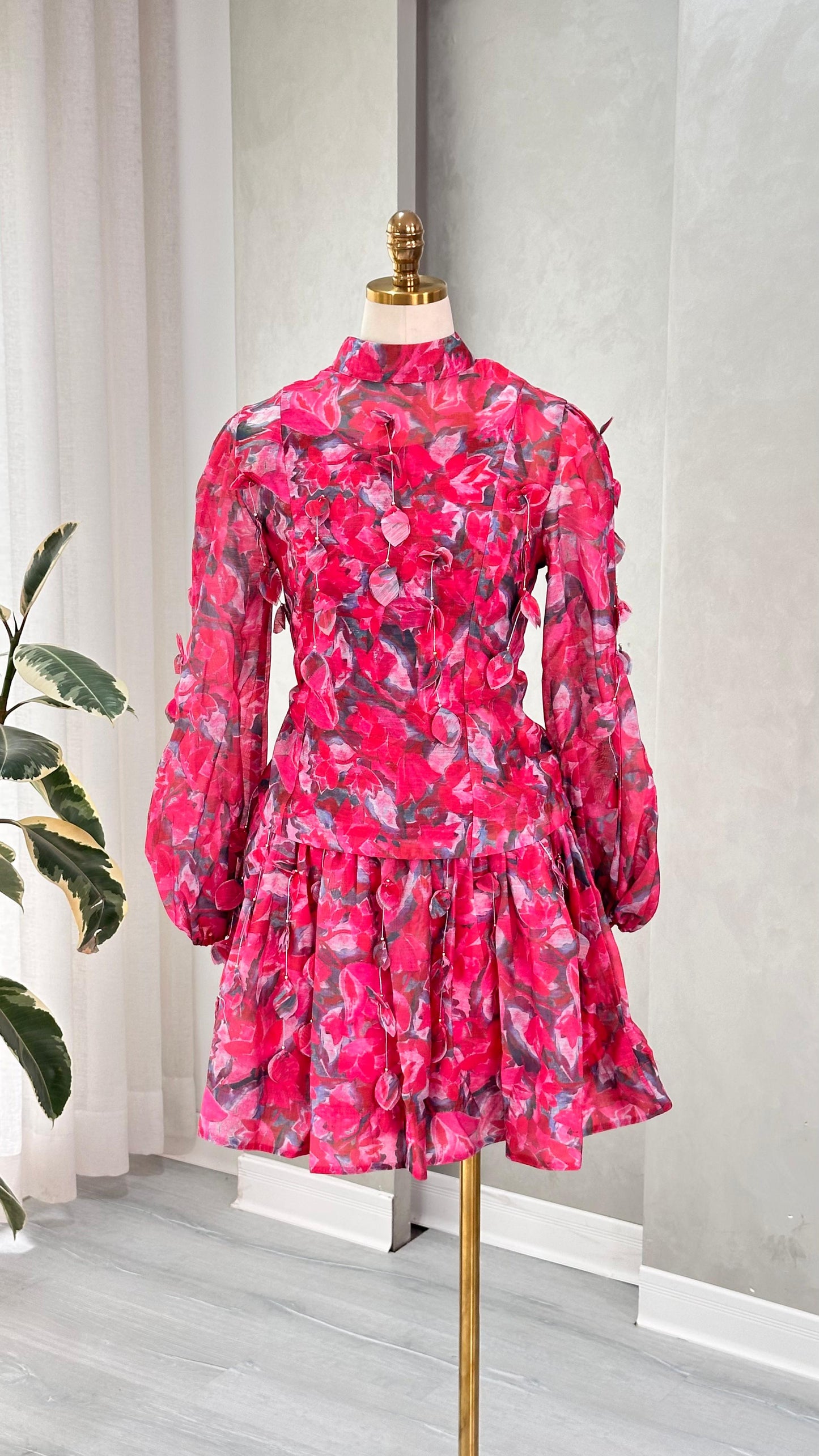 فستان نسائي  بنمط ورقي