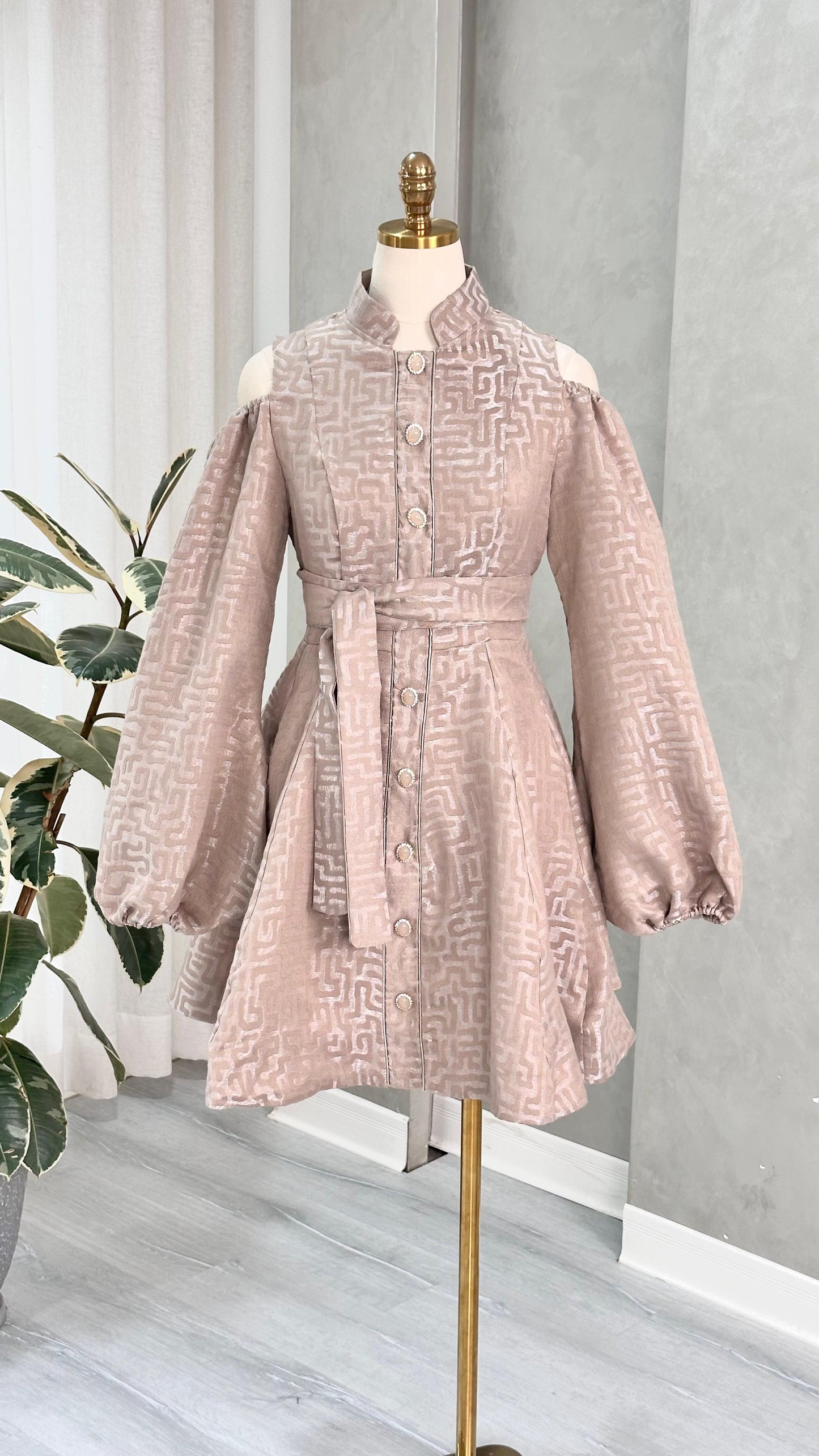 فستان نسائي بكم عريض