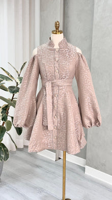 فستان نسائي بكم عريض