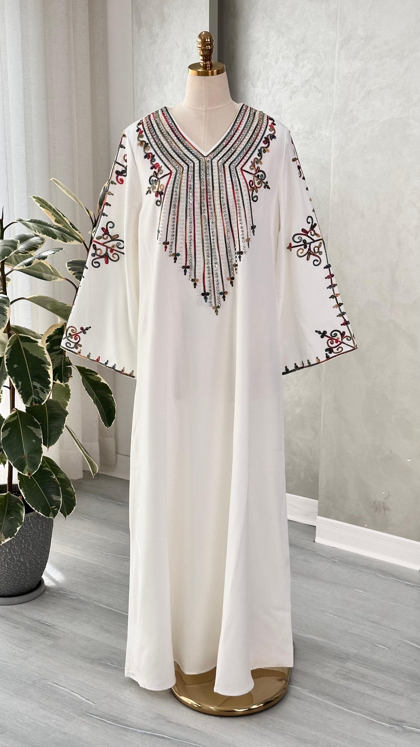 فستان نسائي مطرز