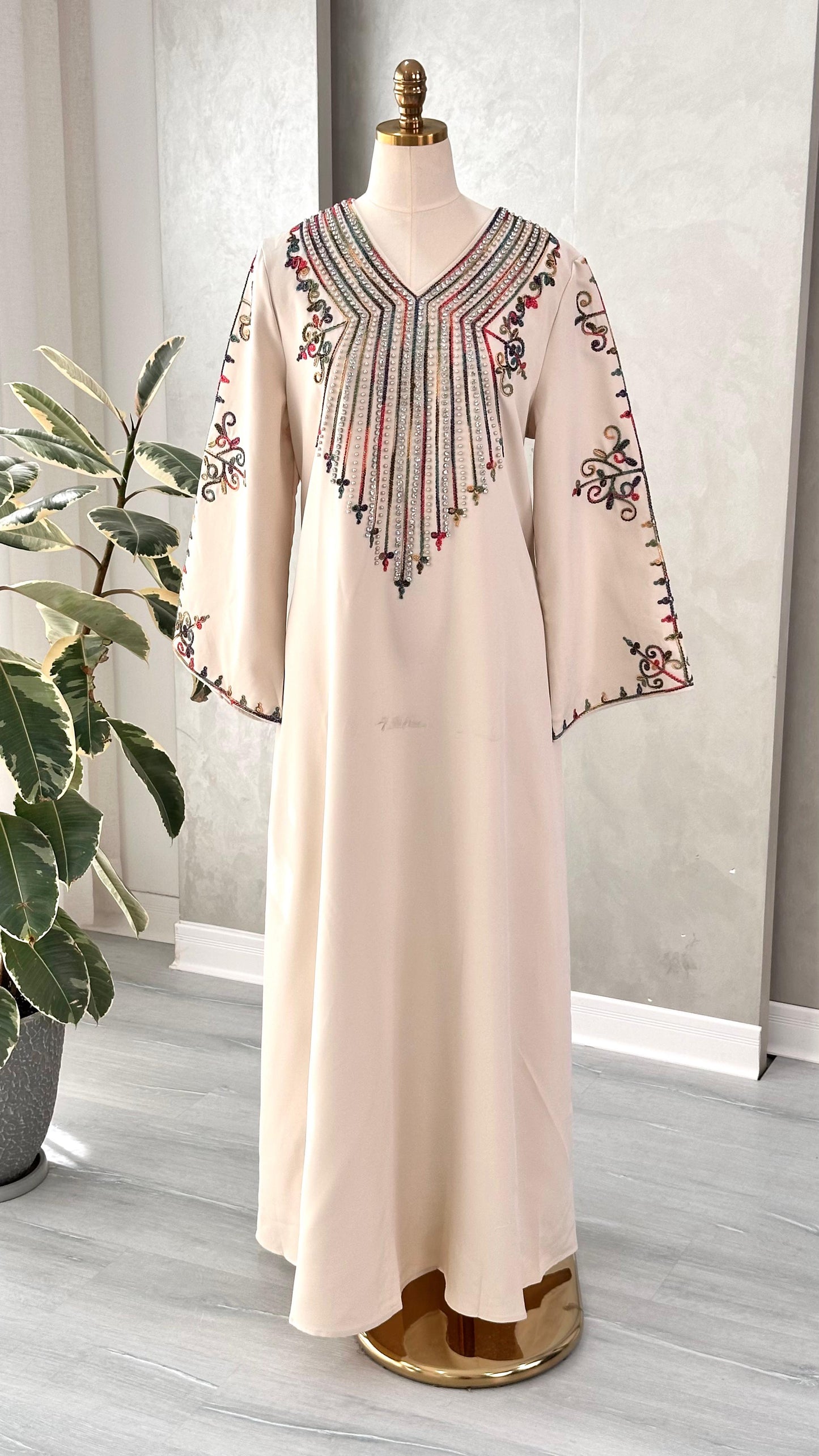 فستان نسائي مطرز